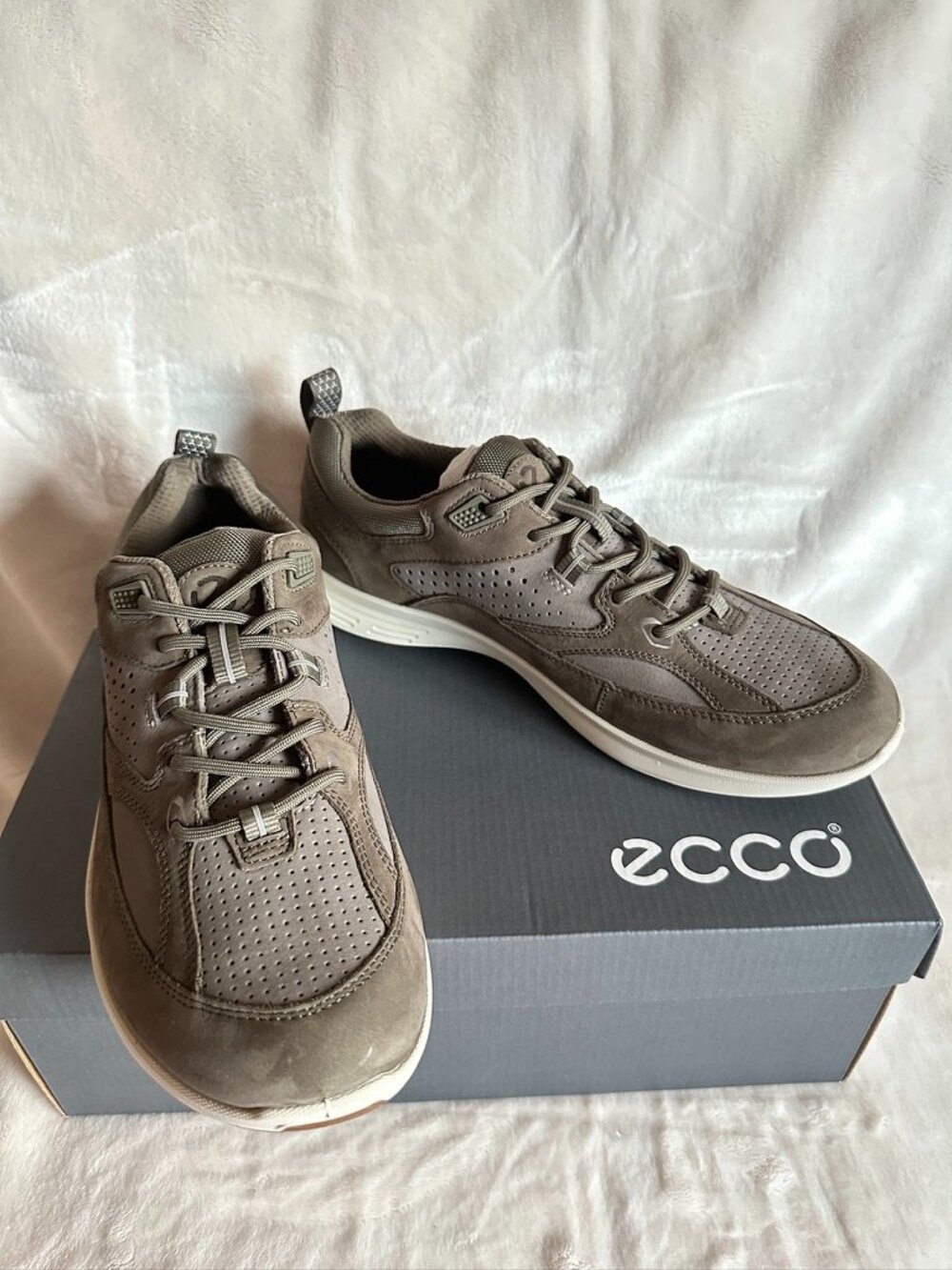 NWT Ecco Exceed Mens Sneakers Warm Grey Leather Comfort Walking Shoes Size 8-8.5